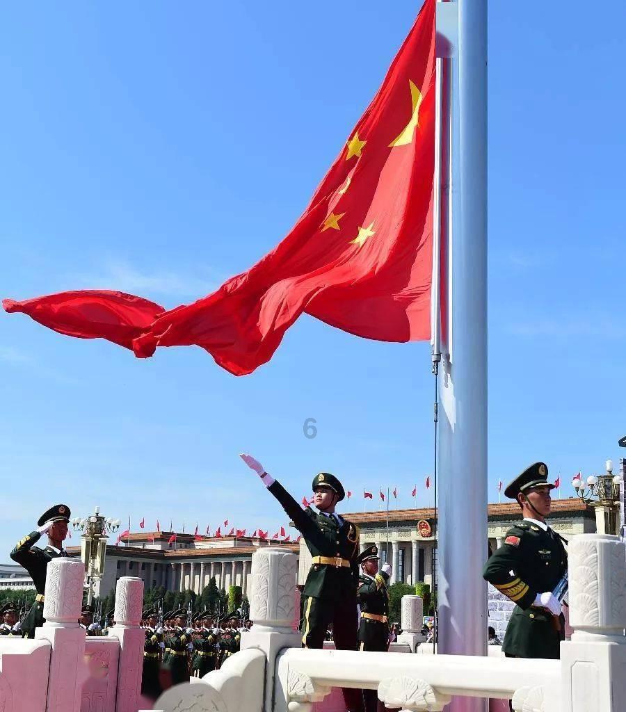 厉害了我的哥!这么大的奖杯啊!C位帅哥是谁?